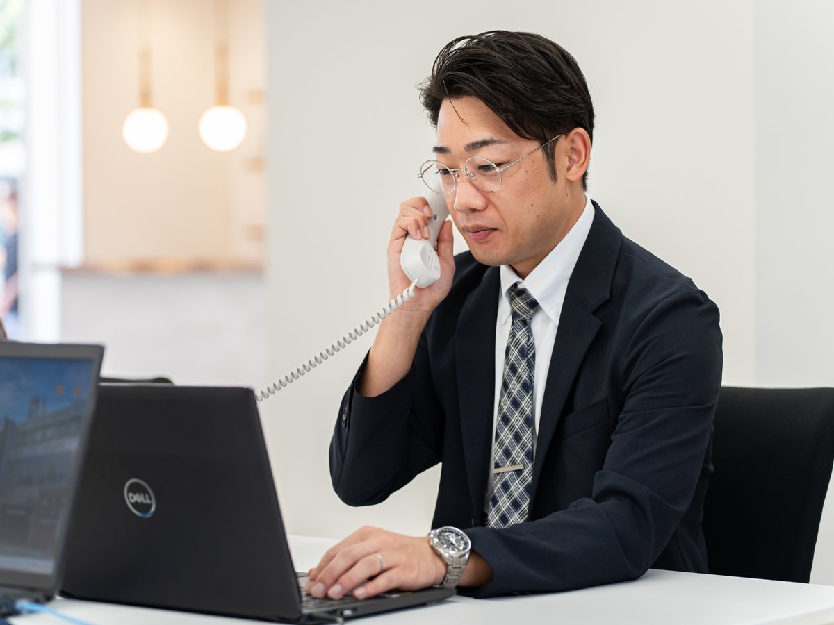 お客様に最適なプランをご提案する担当者